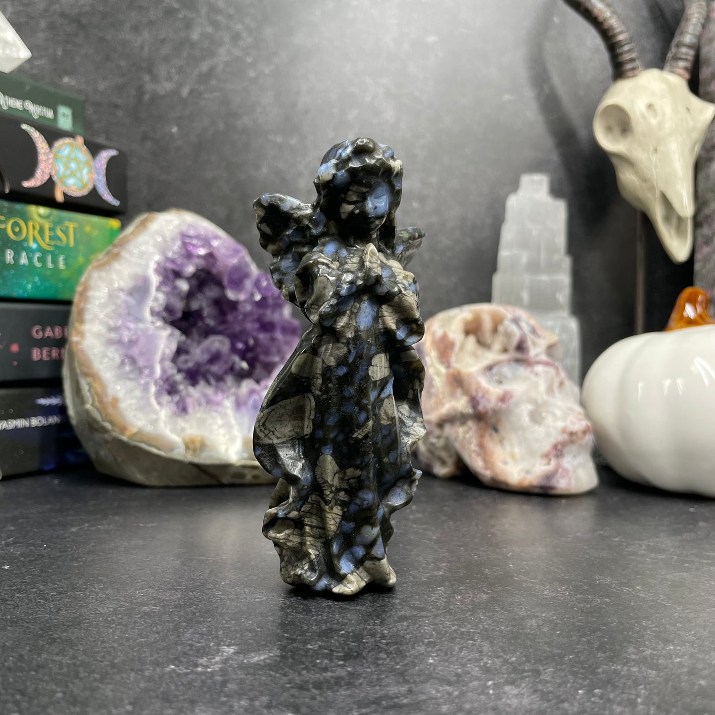 Que Sera Praying Angel Crystal Carving